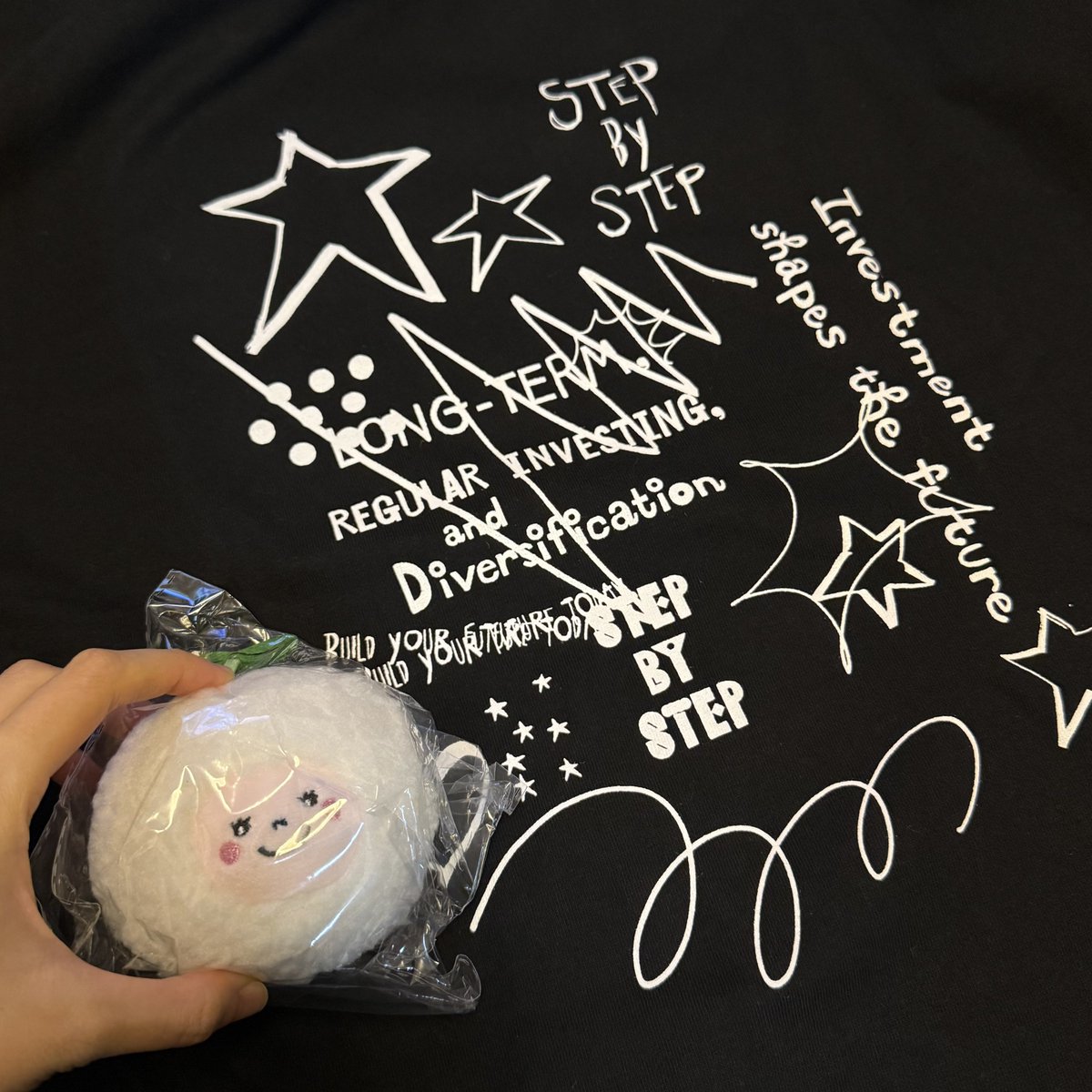 KHydrus's tweet photo. ChoikuLOVE  ちょいくらぶ 様@seeboncho よりいただきました！

なんとB賞が当選！💓😎
Tシャツとチャームが届きました！❤️‍🔥

ロンTもチャームもとても可愛くて気に入りました！
早速着てみましたが、ポップなデザインでいい感じ♡
大事にします🌟🥳

#ちょいくらぶキャンペーン #ChoikuLOVE #当選報告 https://t.co/bZt4g3M64Q