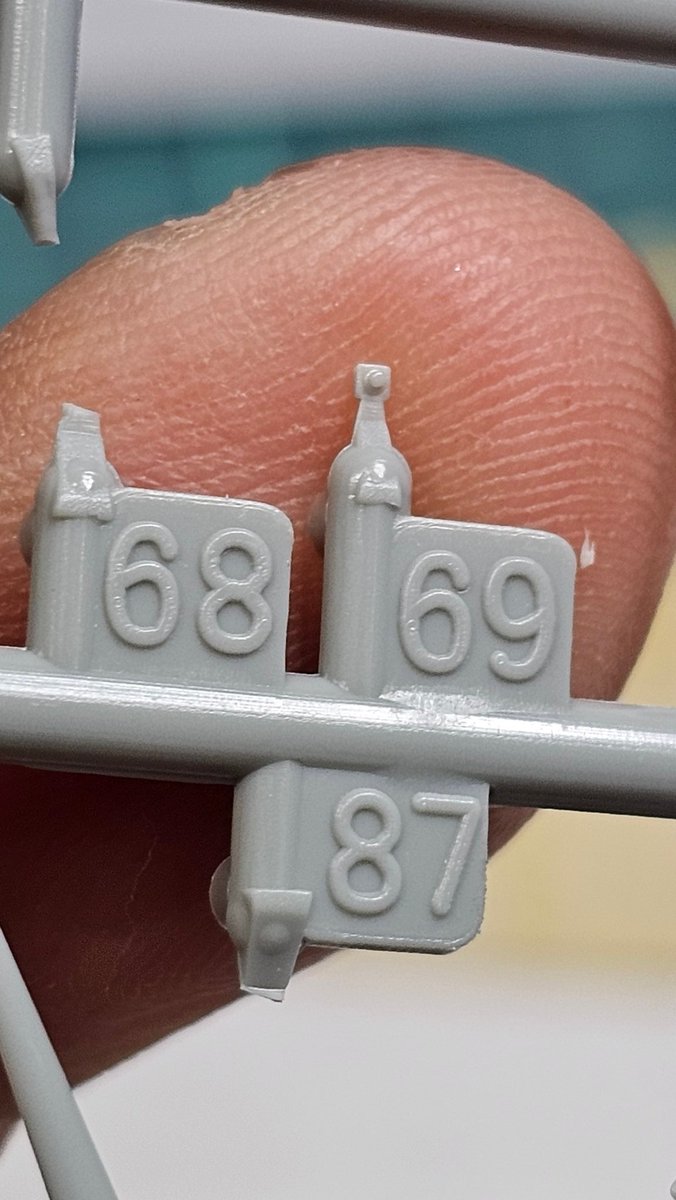 lustythaner's tweet image. 悲報　　ついに指紋一輪分くらいしかない部品が見つかる。