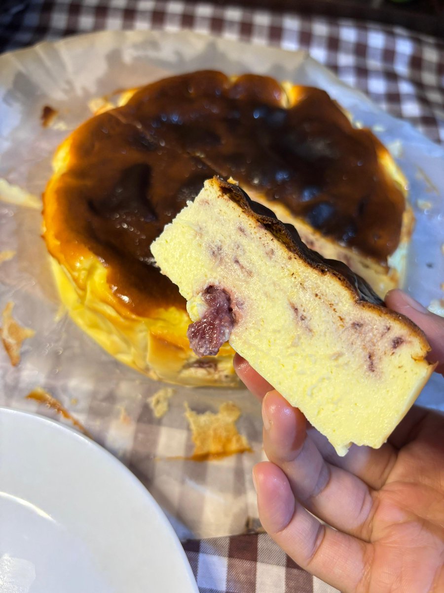 Hari ini bikin strawberry burnt cheesecake✨️