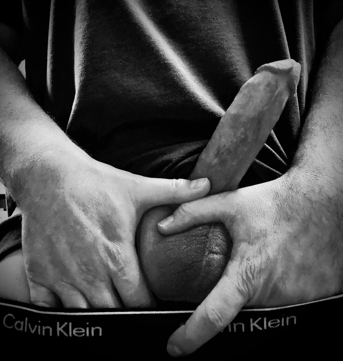 KinkyCravings's tweet photo. #FriskyFriday #ManHands https://t.co/KYF8vVYoG4