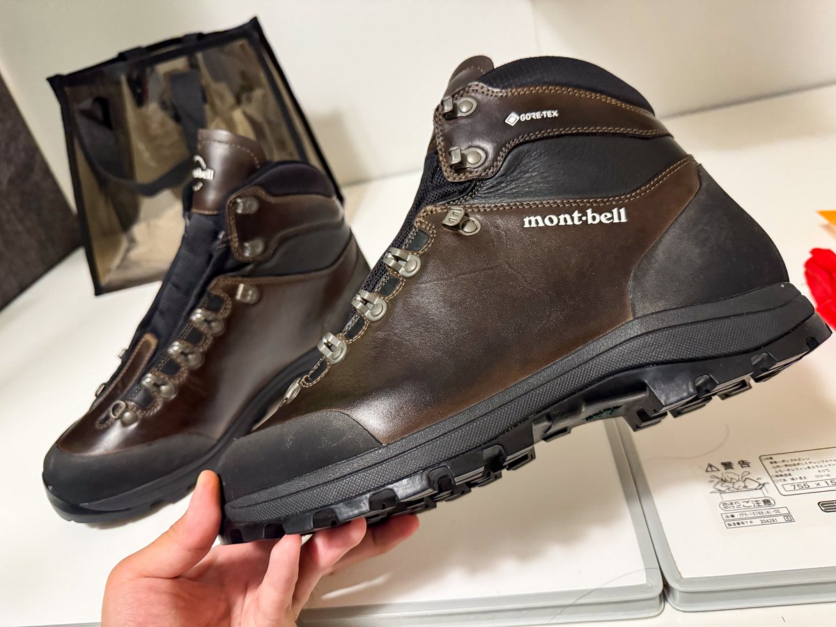 職場のPさんたちと山登り行くのに、初心者で右も左もわからないけど、とりあえずmont-bellのアルパインクルーザー800 レザーを調達してワックス加工を施すなど、、、

新品の頃の面影(3枚目参考)はいずこへ、、、() 