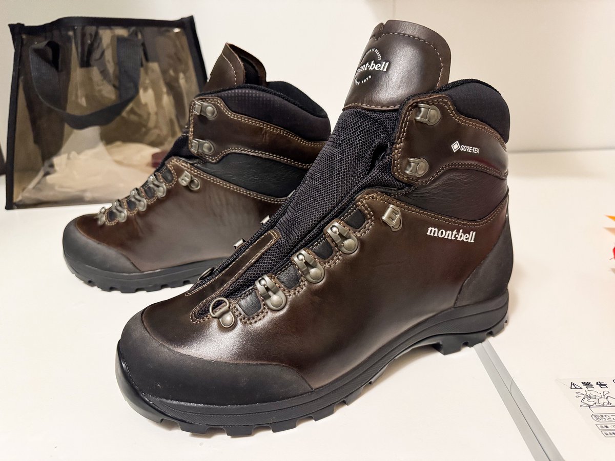 職場のPさんたちと山登り行くのに、初心者で右も左もわからないけど、とりあえずmont-bellのアルパインクルーザー800 レザーを調達してワックス加工を施すなど、、、

新品の頃の面影(3枚目参考)はいずこへ、、、() 