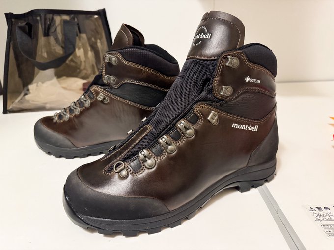 職場のPさんたちと山登り行くのに、初心者で右も左もわからないけど、とりあえずmont-bellのアルパインクルーザー800 レザーを調達してワックス加工を施すなど、、、

新品の頃の面影(3枚目参考)はいずこへ、、、() 