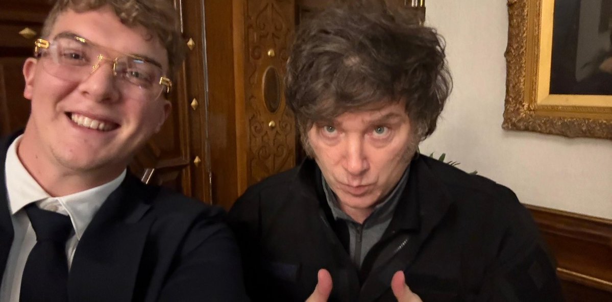 clarincom's tweet image. ESCÁNDALO CRIPTO: EL ACUERDO CONFIDENCIAL ENTRE HAYDEN DAVIS Y JAVIER MILEI

Lectura rápida
Un documento firmado en enero de 2025 muestra que el empresario cripto Hayden Davis acordó con Javier Milei asesorarlo en blockchain e inteligencia artificial, dos semanas antes del…