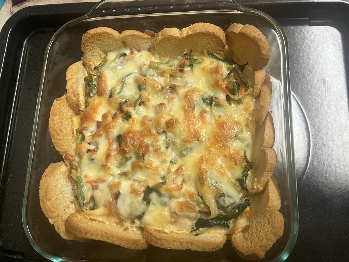 大量のフランスパンのみみ🥖
いつものフロランタンラスクだけでは消費しきれず…
キッシュにしてみた。
パイ生地よりあっさりしていてめっちゃ美味しかった😋淵がサクサクなのもいい感じ！
#よつばクッキング🍀