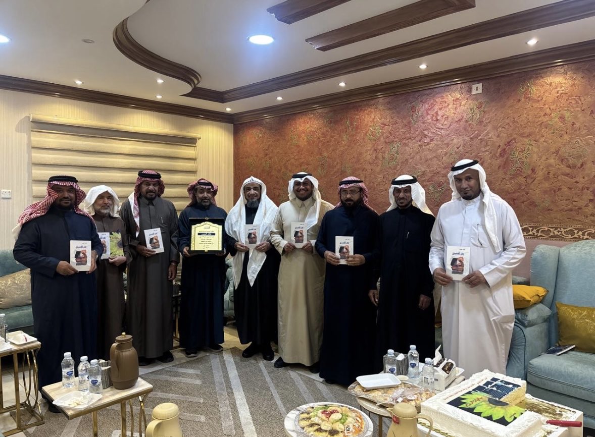 A_Althrman's tweet photo. شاركتُ يوم أمس في حفلة الاحتفاء بصدور كتاب (رباعيات الرسام) للأديب الأستاذ صلاح بن هندي،و شارك فيها الشيخ خالد الدراج،و الأديب الأستاذ عبدالرحمن الحادي،و الأديب الأستاذ خالد الحيدر،و شارك آخرون من المثقفين.
و وُزعت في الحفلة نسخٌ من كتاب (بحر الخمسين) للأستاذ خالد الحيدر. https://t.co/u7irQyr3VK