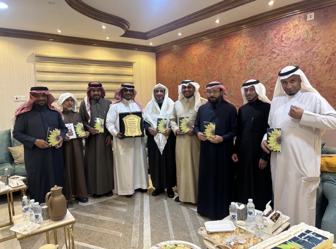 A_Althrman's tweet photo. شاركتُ يوم أمس في حفلة الاحتفاء بصدور كتاب (رباعيات الرسام) للأديب الأستاذ صلاح بن هندي،و شارك فيها الشيخ خالد الدراج،و الأديب الأستاذ عبدالرحمن الحادي،و الأديب الأستاذ خالد الحيدر،و شارك آخرون من المثقفين.
و وُزعت في الحفلة نسخٌ من كتاب (بحر الخمسين) للأستاذ خالد الحيدر. https://t.co/u7irQyr3VK