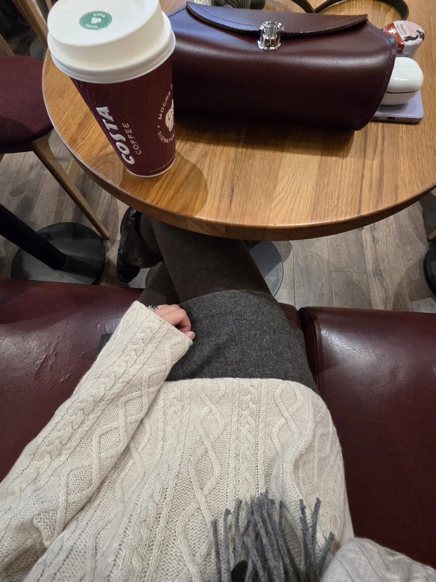mia17554's tweet photo. One of the few sunny days in London in January. I visited with my friend to the cafe.😍 https://t.co/WHzos5bI4m