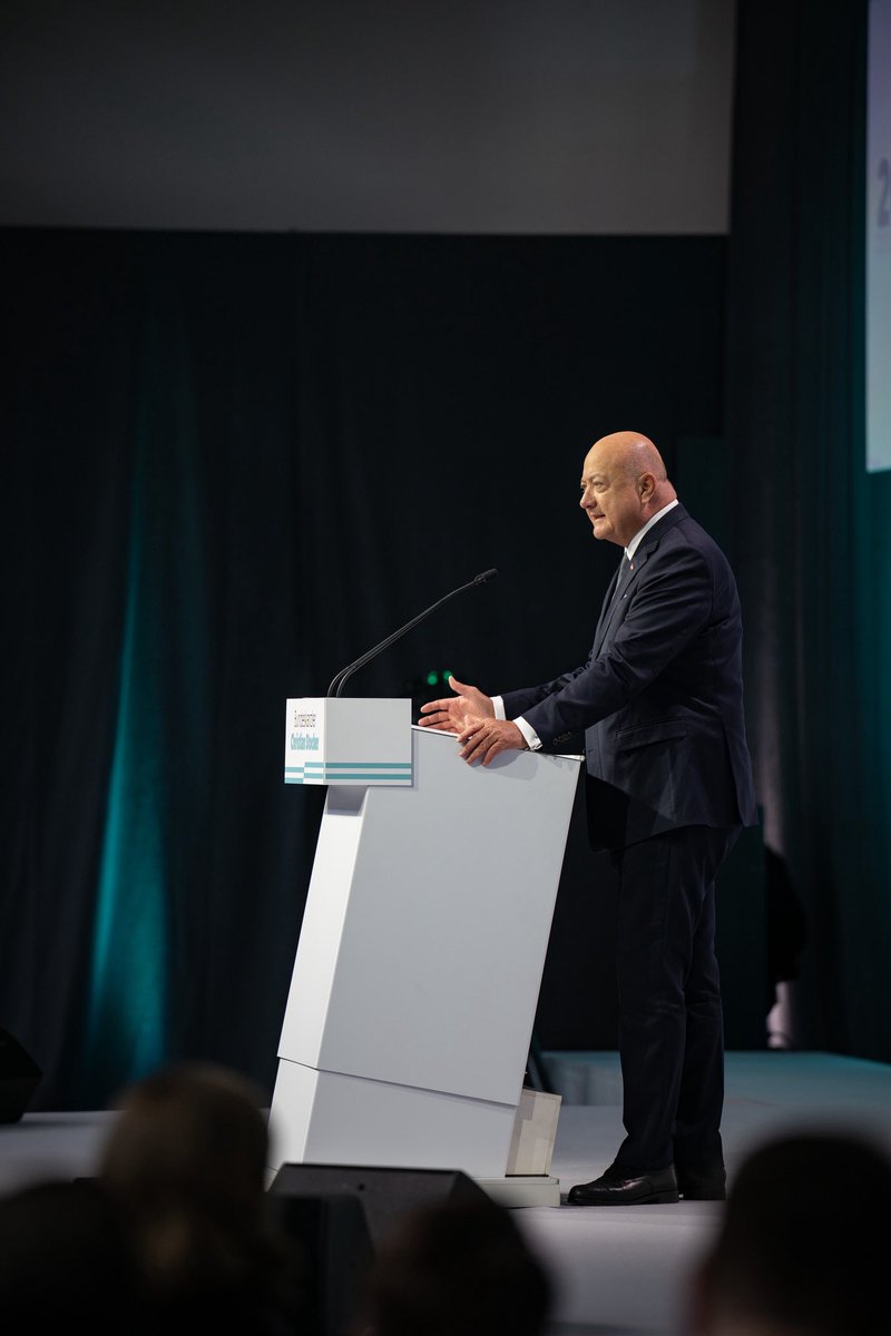 Gesellschaft heißt für mich vor allem Familie. Und manchmal frage ich mich, warum immer weniger junge Menschen Ja zu Familie und Ja zu Kindern sagen. Kinder dürfen nicht nur als Kostenfaktor gesehen werden – ein Kind ist kein Rechenbeispiel, sondern eine Bereicherung und ein