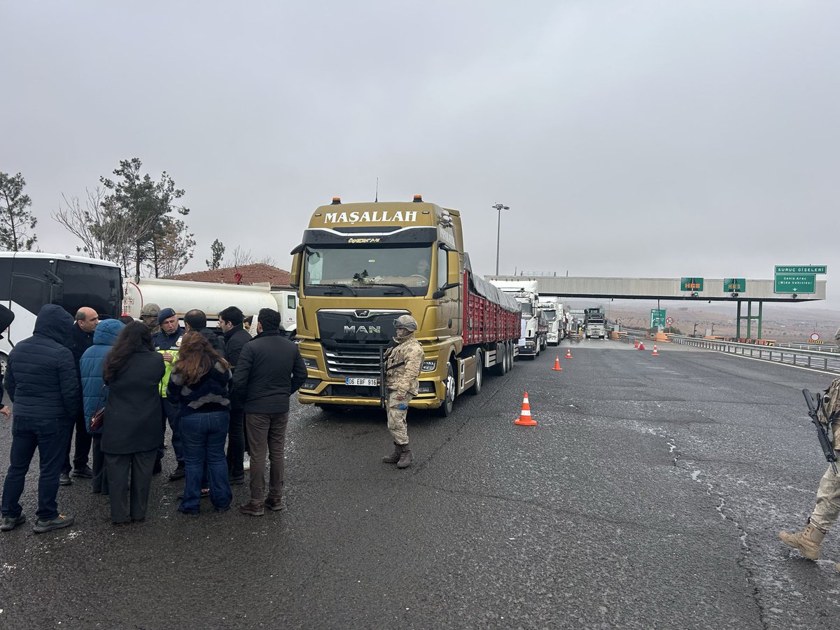 egitimsen21's tweet photo. Diyarbakır Kent Koruma ve Dayanışma Platformunun bu sabah yola çıkardığı 20 kamyonluk yardım konvoyu Suruç otoban gişelerinde durduruldu. 

İnsani Koridorunun açılması talebimizi bir kez daha ifade ediyoruz. Engellemenin kaldırılıp, yolun açılması için duyarlı çevreleri harekete geçmeye çağırıyoruz.