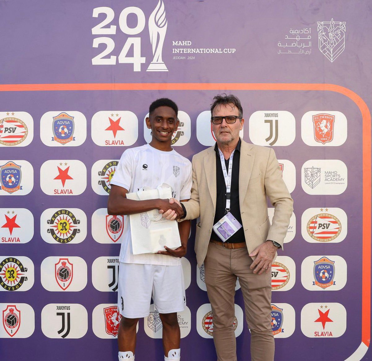 نادي القادسية يخطف موهبة أكاديمية مهد المهاجم وليد النور من أندية عاصمية  ويوقع معه عقد احترافي بحضور وكيله حسن العتيبي