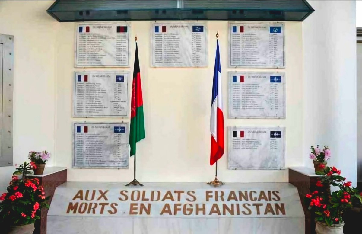 Squadron342's tweet photo. Je suis restée longtemps devant cette photo: une stèle.
Des noms gravés.
Rien de spectaculaire. Et pourtant, tout est là.
Ces noms, ce sont des soldats français morts en Afghanistan.
Pas des concepts.
Pas des lignes dans un discours.
Des vies arrêtées net. https://t.co/C362B2zzUx