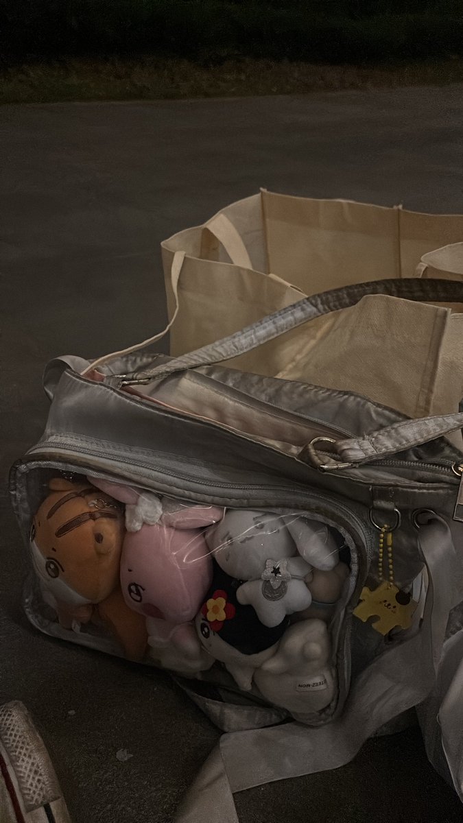 Guyz yg maw freebies aku masih di venue yaaa, agak mojok 😔👆