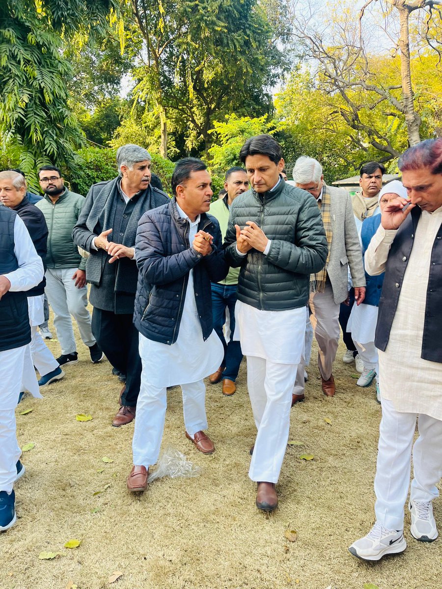 SurenderSutharS's tweet photo. बीते दिन हरियाणा के पूर्व मुख्यमंत्री व नेता विपक्ष चौ भूपेंद्र सिंहजी हुडडा व लोकप्रिय युवा नेता रोहतक सांसद भाई दीपेंद्र सिंहजी हुडडा से उनके दिल्ली आवास पर भेंट करते हुए क्षेत्र में फैली नशे जैसी अनेक समस्याओं से अवगत करवाते हुए विभिन्न सामाजिक व राजनीतिक मुद्दों पर चर्चा हुई। https://t.co/3i3qqTjRk4