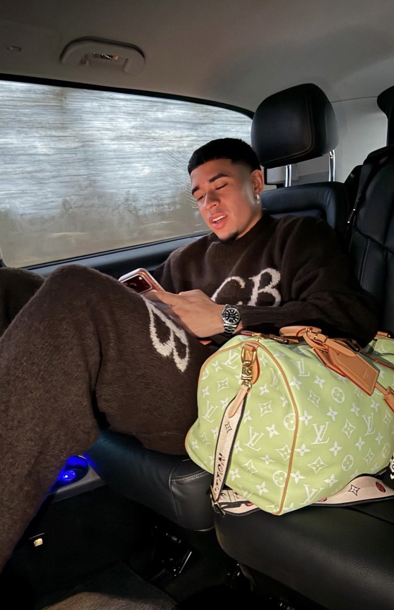 #RIVER | El ecuatoriano Kendry Páez llegó a la Argentina para hacerse la revisión médica y firmar su contrato a préstamo proveniente de Racing de Estrasburgo (Francia), donde había sido cedido por Chelsea. Será el cuarto jugador de su país en actuar oficialmente para el Millo.