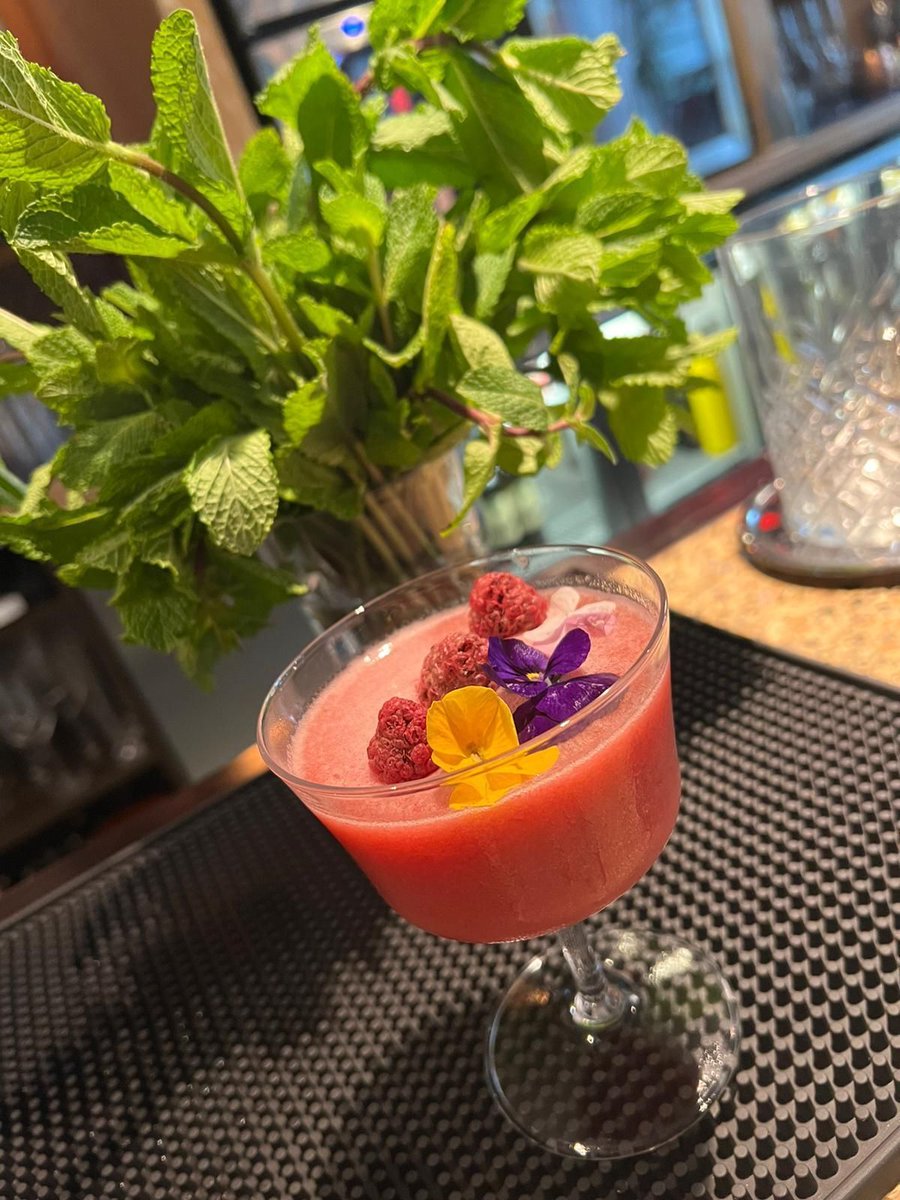 It's the WEEKEND! 🎉🥂
Grab a bar table and enjoy a few cocktails with us! 🍹