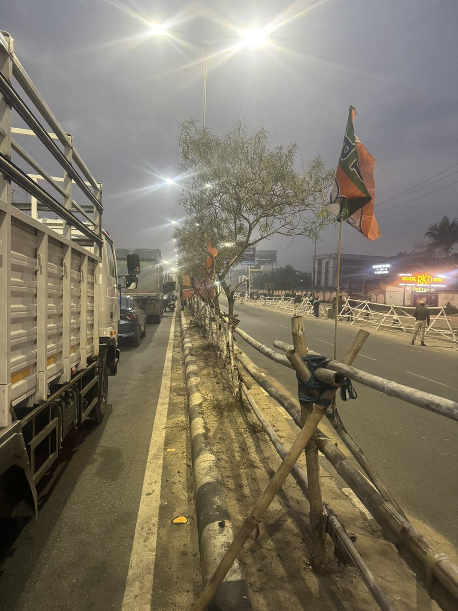 amitbakliwal11's tweet image. VIP culture at its worst in Guwahati.
Stopping traffic on Airport Road for the Home Minister while common citizens miss flights, offices, emergencies.
Public convenience should come before VIP convenience.
This needs to stop. #StopVIPCulture @AmitShahOffice