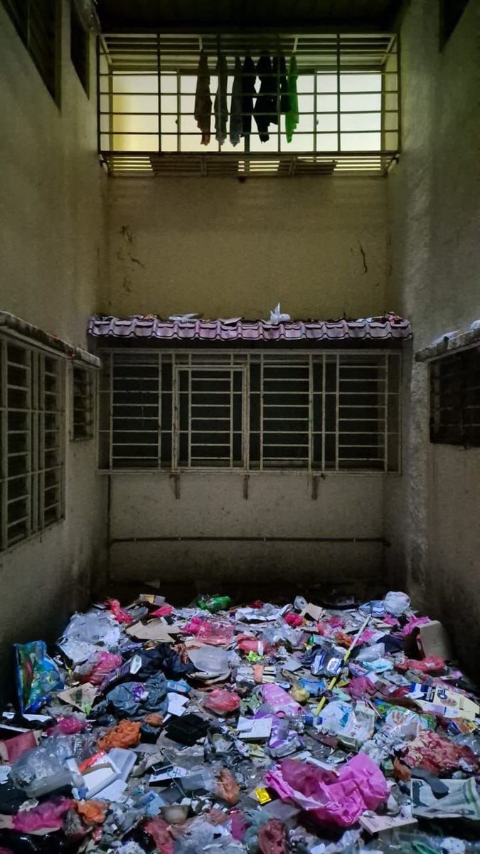 mhmmdhsm's tweet image. Sebab tu aku tak boleh duduk dengan B40

Kawasan perumahan B40😌