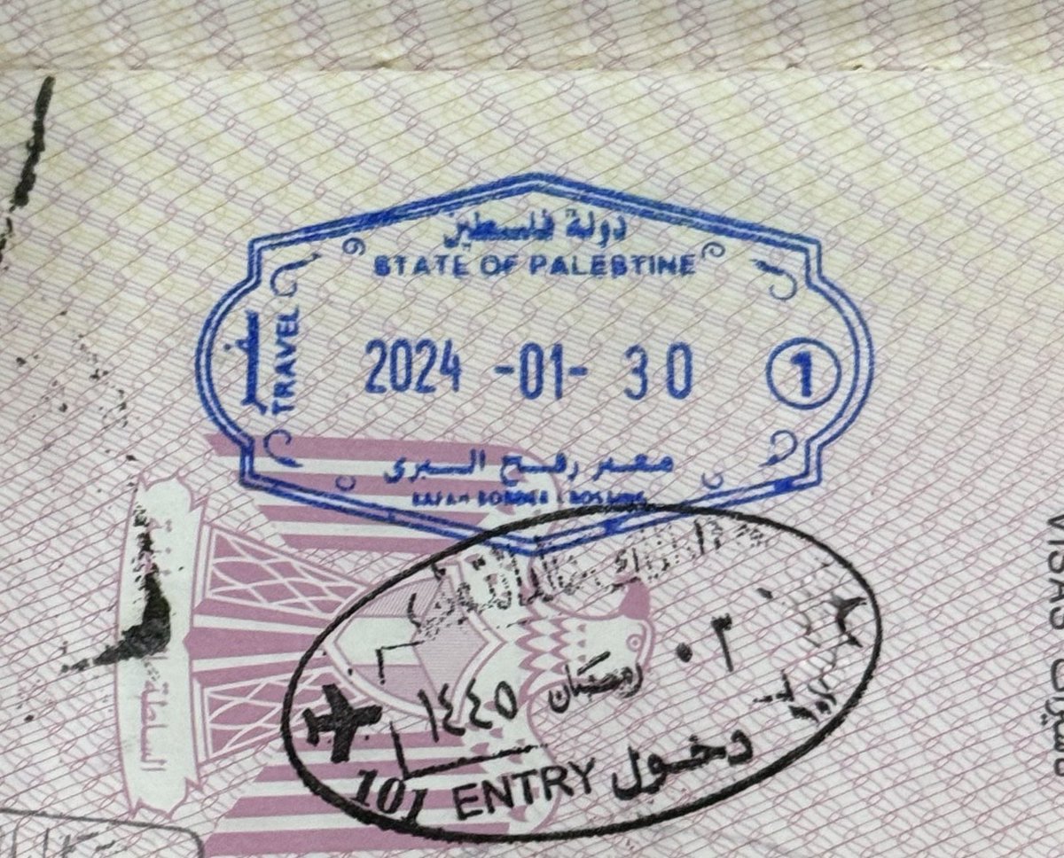 في مثل هذا اليوم قبل عامين، خرجتُ من قطاع غزة لا ماشيًا على قدمي، بل محمولًا على صدمة أثقلت روحي وجرحًا لا يندمل، خرجت مُجبرًا لعلاج أختي التي أنهكتها إصابة سرقت منها القدرة على المشي، وفي قلبي وجع عائلة أُبيدت في لحظة من قبل إسرائيل.

يومها قلت: "بعالج أختي وبنرجع"
لكن الأيام