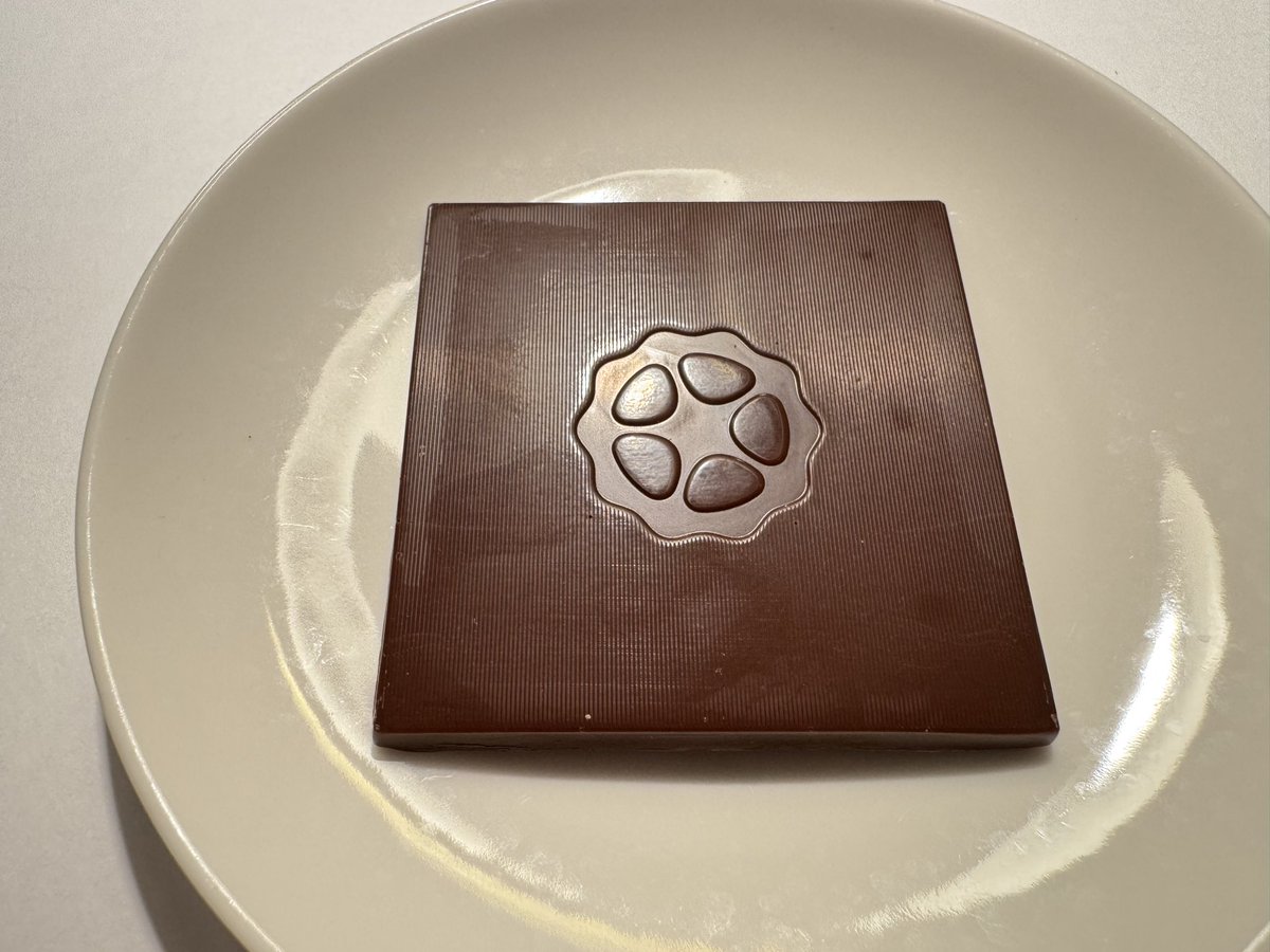 ymiyazou's tweet photo. チョコ係さんで購入HEINDE &amp; VERREのダッチ スペキュラースミルク 50% 
こなバランスとても好き。美味しい😋
ミルクチョコの優しさもありつつカカオはしっかり感じる。７種使ってるというスパイスは、シナモン、生姜辺りを強めに感じました。尖った感じはなく確かにスペキュロスっぽい親しみやすさ♪ https://t.co/lgbumPAMhA