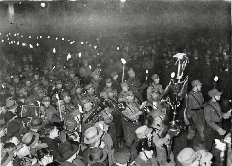 »Ick kann gar nich’ so viel fressen, wie ick kotzen möchte.«

Maler Max Liebermann zum Fackelzug der Nazis nach der Machtübergabe an Hitler am 30. Januar 1933.