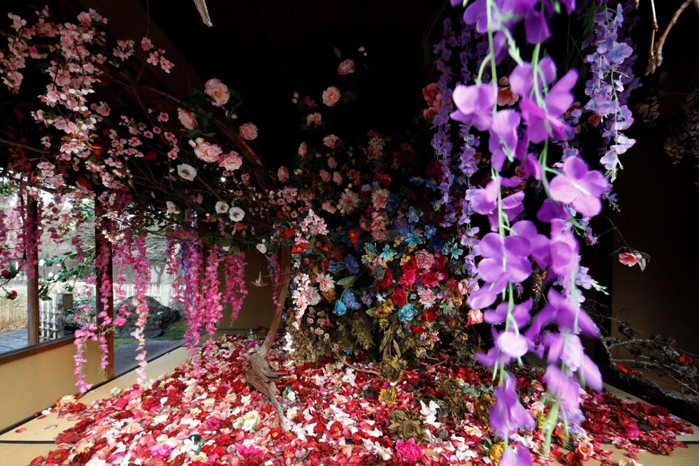 fashionpressnet's tweet photo. 蜷川実花のアートインスタレーション展が京都・北野天満宮で、クリスタルが輝く梅苑＆イマーシブ公演 - https://t.co/xxcOcsKtyh https://t.co/4gwLSlIJpI