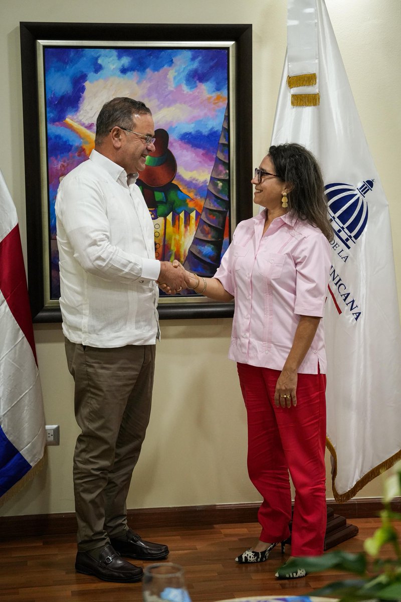 🌱 El ministro de Agricultura <a href="/Oliverio_Agro/">Oliverio Espaillat Bencosme</a> recibió a Gabriela Quiroga Gilardoni, representante del IICA en el país, para continuar fortaleciendo la cooperación técnica, el trabajo en los territorios y las acciones que impulsan una producción más sostenible y eficiente.