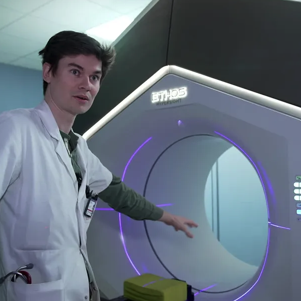 LMPositif's tweet photo. 🇫🇷 Une nouvelle machine utilisant l'IA révolutionne les séances de radiothérapie. Cet outil, testé pour la première fois ce jeudi à Rouen, permet de visualiser la tumeur en temps réel et de la cibler précisément, préservant les tissus sains et réduisant les effets secondaires. 👏 (France 3)

📸 France Télévisions
