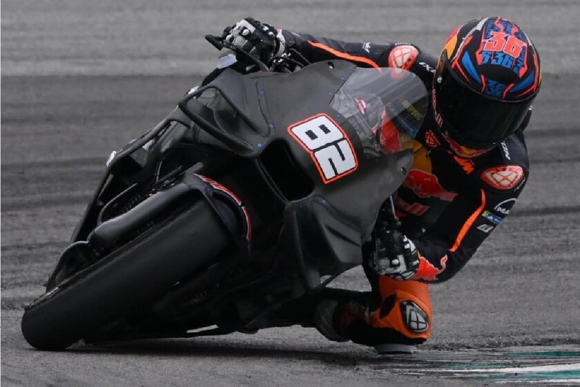 Resuelto el misterio de la extraña moto negra de KTM: Están probando por sorpresa su MotoGP de 850 cc en Sepang motorpasionmoto.com/p/79145
