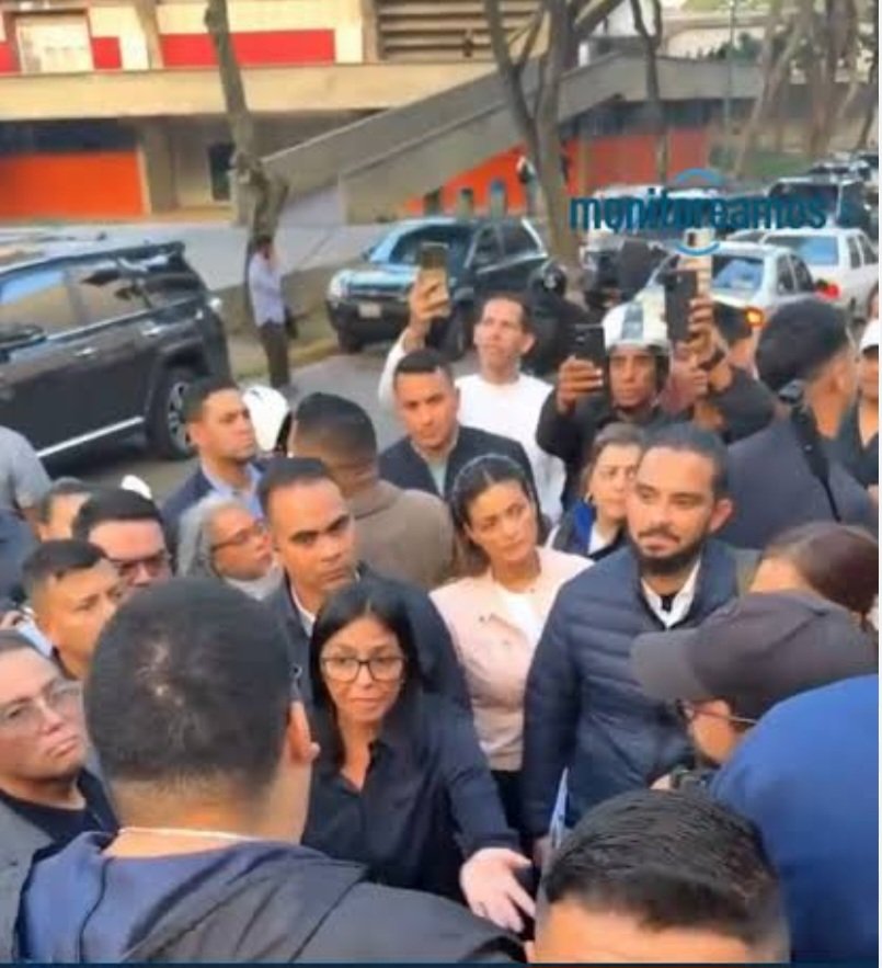 robertomalaver's tweet photo. No podemos hacer una guarimba porque Trump nos puede mandar a la policía ICE, esa que es bien arrecha, con la orden de jodernos solo a nosotros y no a los chavistas, porque ese es capaz de todo

MEMORIAS DE UN ESCUÁLIDO EN DECADENCIA. IGUALES https://t.co/JwvFYjHZY9 https://t.co/HvKdwRoObD