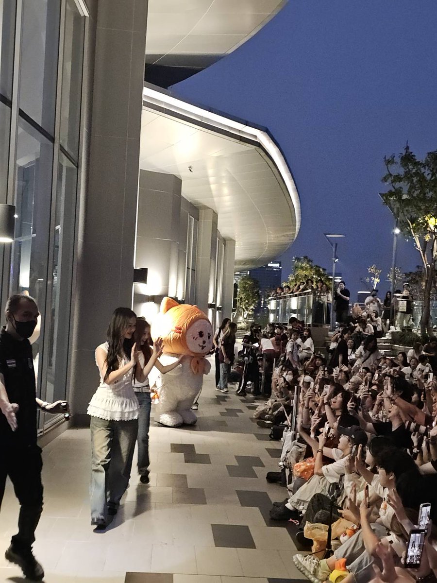 GirlRulesGMMTV's tweet photo. อบอุ่นหัวใจที่สุดดด ได้เจอทุกคนแบบนี้แล้วแฮปปี้มากๆ ขอบคุณที่มาหามิ้ลค์กับเลิฟน้าาา อีกไม่นานเจอกันในซีรีส์นะค้าา สำหรับวันนี้เดินทางกลับบ้านปลอดภัยค่ะ 😘💚💖

#สนามอ่านเล่น2026xMilkLove 
#GirlRulesSeries 
#GMMTV
@panlyyy @loverrukk @muvmuv_GMMTV https://t.co/D4hZ7xxZ6Y