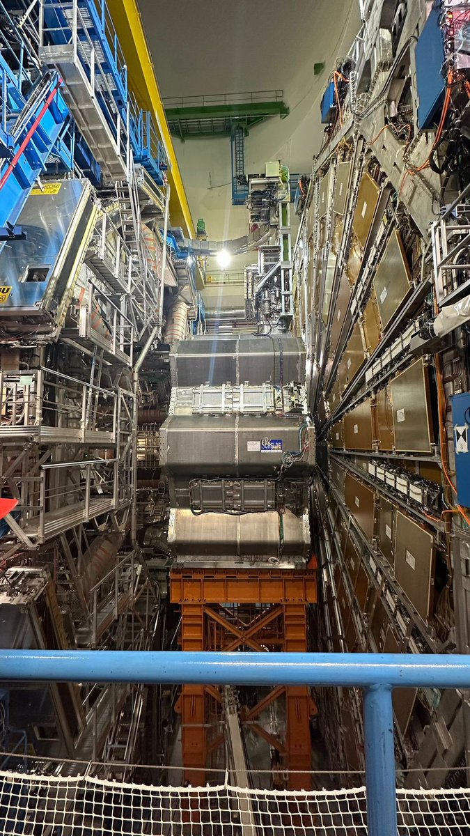 Okulumuzun 169. dönem öğrencilerinden Emir Özaktaş ve Defne Zehra Çabukel, rehber öğretmenleri İlhan Gök eşliğinde; Sayın Prof. Dr. Markus Joos’un nazik daveti üzerine 26–27–28 Ocak tarihlerinde CERN’i ziyaret etme ayrıcalığını yaşamıştır.

Ziyaret kapsamında, insanlık tarihinin