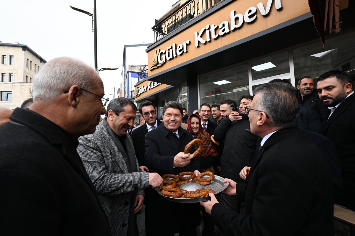 yilmaztunc's tweet photo. Anadolu’nun birlik ve dirlik yurdu #Sivas'ta esnafımızı ziyaret ederek bereketli kazançlar diledik.

Vatandaşlarımızla bir araya gelerek yeni gönül köprüleri kurduk, soğuk havayı ısıtan samimi sohbet gerçekleştirdik.

Ülkemizin gücü, milletimizin sarsılmaz beraberliğidir. 

Bizleri güler yüzle karşılayan tüm Sivaslı hemşehrilerimize ilgileri için teşekkür ediyorum.  

@avabdullahguler
@hakanaksu058
@rukiye_toy
@valisimsek
@avytanriverdi