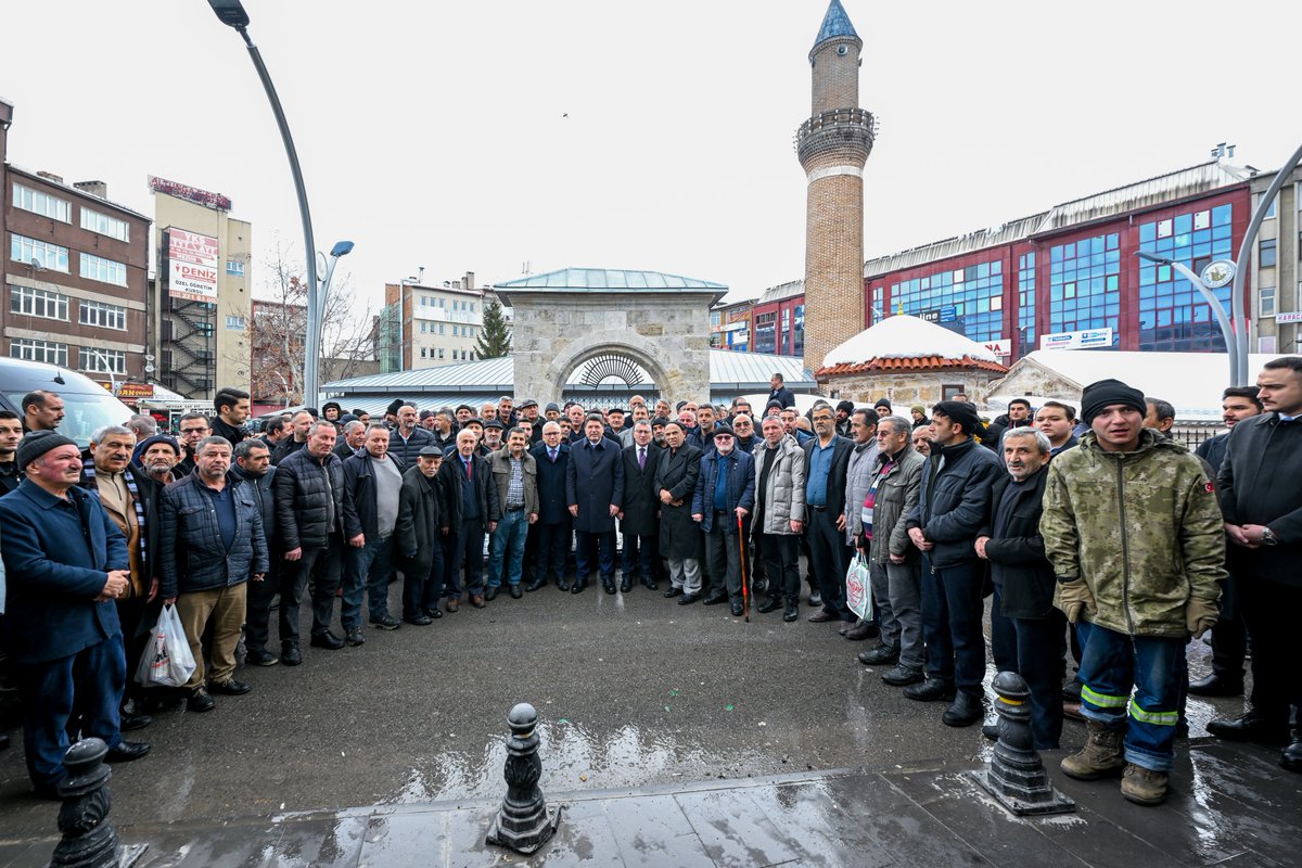 yilmaztunc's tweet photo. Anadolu’nun birlik ve dirlik yurdu #Sivas'ta esnafımızı ziyaret ederek bereketli kazançlar diledik.

Vatandaşlarımızla bir araya gelerek yeni gönül köprüleri kurduk, soğuk havayı ısıtan samimi sohbet gerçekleştirdik.

Ülkemizin gücü, milletimizin sarsılmaz beraberliğidir. 

Bizleri güler yüzle karşılayan tüm Sivaslı hemşehrilerimize ilgileri için teşekkür ediyorum.  

@avabdullahguler
@hakanaksu058
@rukiye_toy
@valisimsek
@avytanriverdi
