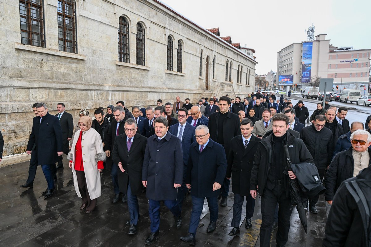 yilmaztunc's tweet photo. Anadolu’nun birlik ve dirlik yurdu #Sivas'ta esnafımızı ziyaret ederek bereketli kazançlar diledik.

Vatandaşlarımızla bir araya gelerek yeni gönül köprüleri kurduk, soğuk havayı ısıtan samimi sohbet gerçekleştirdik.

Ülkemizin gücü, milletimizin sarsılmaz beraberliğidir. 

Bizleri güler yüzle karşılayan tüm Sivaslı hemşehrilerimize ilgileri için teşekkür ediyorum.  

@avabdullahguler
@hakanaksu058
@rukiye_toy
@valisimsek
@avytanriverdi