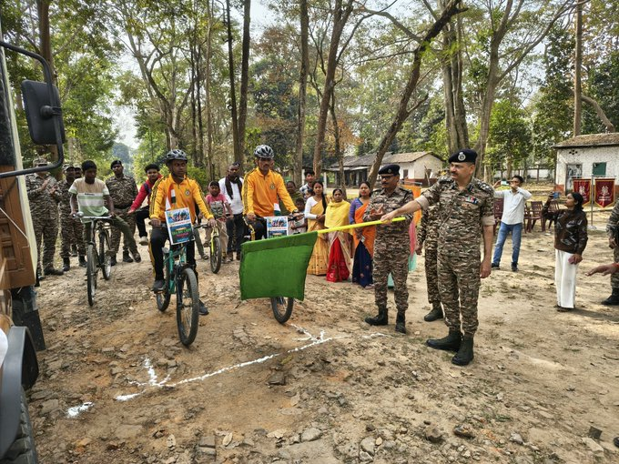 fouji_fan's tweet photo. CRPF’s 186 Bn  cycle expedition from Tinsukia to Namsai was flagged off, inspiring youth participation, fitness, unity, and nation-building spirit. #CycleExpedition #altın #ViratKohli𓃵 #deprem #CareForElders सुप्रीम कोर्ट Yogi ji https://t.co/qB24Dx6NYs