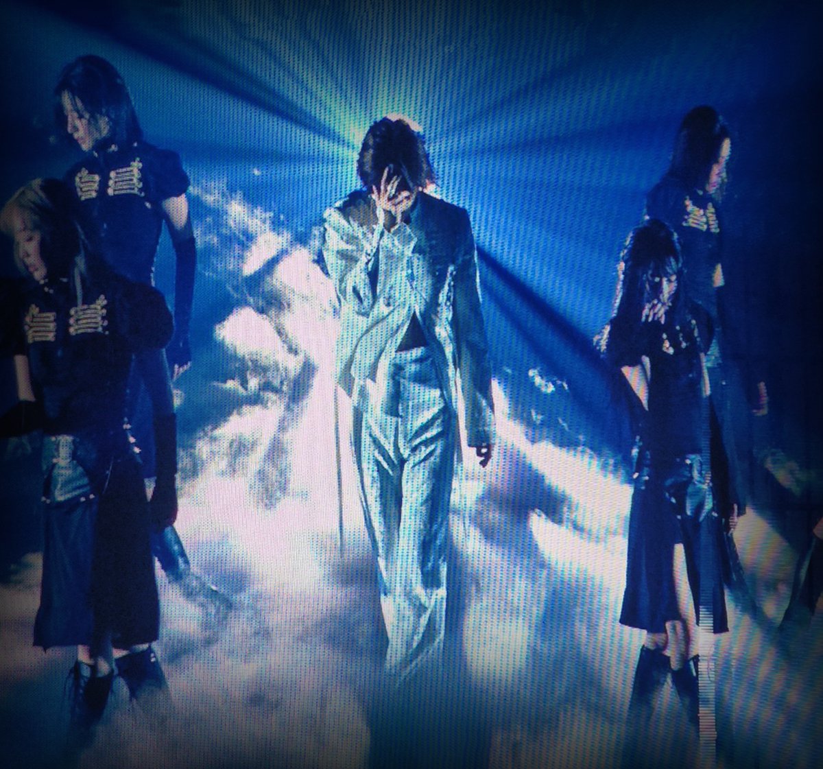 🖤🤍🖤🤍
The definition of stage presence has a name and a last name: TAEMIN. 🛐🔥

More than a performance, it’s a ritual that moves from celestial light to the deepest shadows. 🌌✨ You are witnessing the greatest performer of our generation. The absolute standard. 👑

#TAEMIN