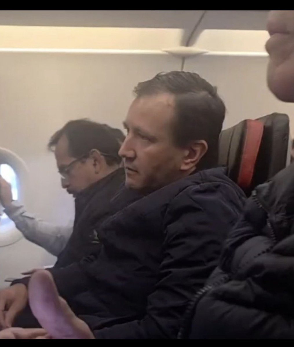 AdrianaVeterin's tweet photo. ¿Cuántos consideramos un HÉROE NACIONAL a este patriota que mandó para la puta mierda a MuelaPicha Cepeda en un avión comercial? https://t.co/aI4DHiaPhn