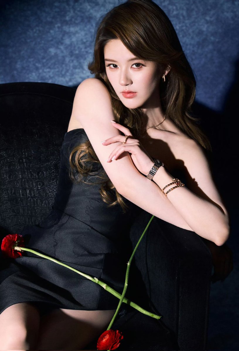 January is Crazyyyy 😆

we got : 
Lusi on stage with Dylan ✨️
Lusi making egg pancake  on street✨️
Lusi mukbang/liveselling 4 farmers✨️
Lusi for Bulgari private event✨️

She's  Busy 😎

#ZhaoLusi 
#ZhaoLusixBVLGARI