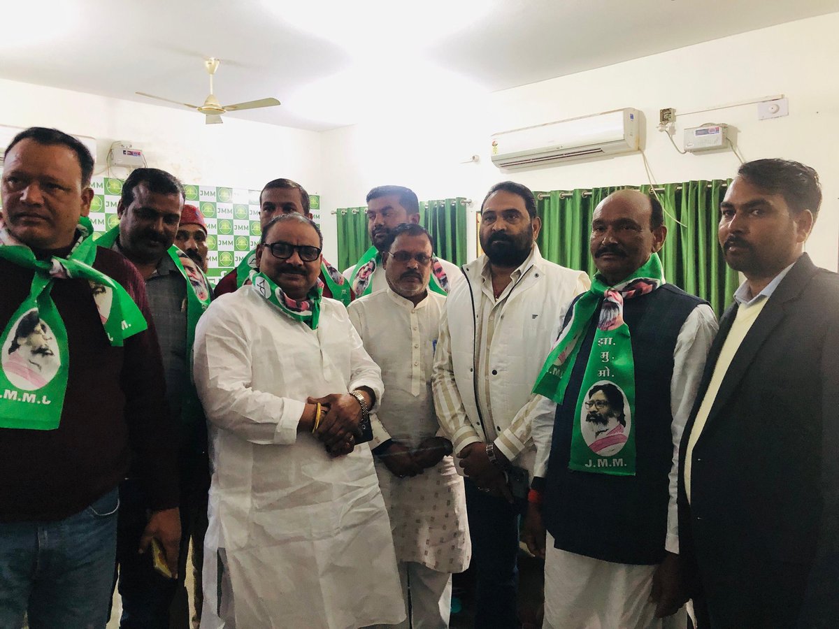 BirendraJMM's tweet photo. झा०मु०मो जिला समिति कोडरमा के तत्वाधान में जिलाध्यक्ष बिरेंद्र पाण्डेय के नेतृत्व में झुमरी तिलैया निवासी वीरेंद्र यादव उर्फ बीरू फर्नीचर के साथ-साथ सैकड़ो लोगों ने थामा झारखंड मुक्ति मोर्चा का दामन
जोहार कोडरमा @HemantSorenJMM
@VinodPandeyJMM 
@kumarsudivya 
@JMMKalpanaSoren https://t.co/vPnD0QDW9d
