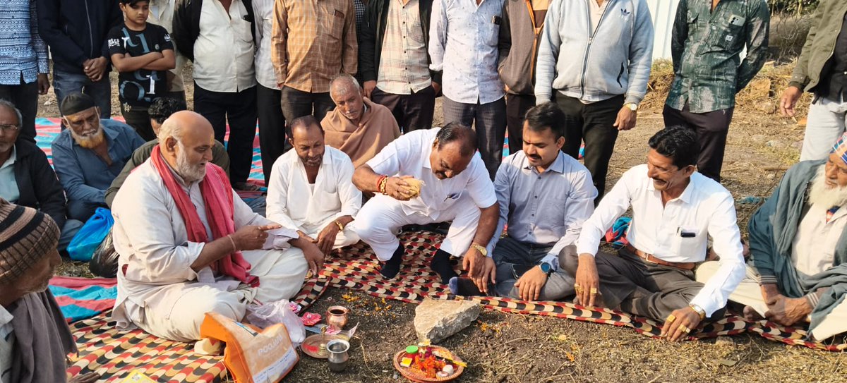 કોટડા ગામે વિકાસ કાર્યને વેગ આપતા પંચાયત ઘરનાં ખાતમુહૂર્ત પ્રસંગે ધારાસભ્ય શ્રી ભગવાનજીભાઈ કરગટીયા ઉપસ્થિત રહ્યા. ગ્રામજનોની હાજરીમાં વિધિવત રીતે ખાતમુહૂર્ત કરી ગ્રામ વિકાસ માટે મહત્વપૂર્ણ પગલું ભરવામાં આવ્યું.
#bhagvanjikargatiya #89mangrol #kotada