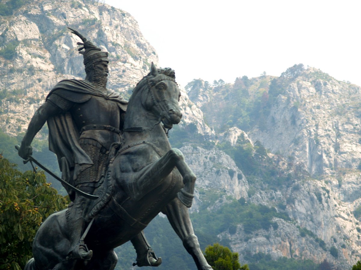 ChivalryGuild's tweet image. Scanderbeg is without a doubt one of the greatest men who ever picked up a sword. His story is almost too epic and moving to be believed. 
- taken as a boy by the Ottomans
- abused, forced to convert to Islam, made into an Ottoman soldier
- waits 30 years for his revenge
-…