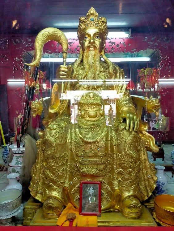 nnnpppttt19143's tweet image. "อย่าว่าแต่เราไปมูที่ฮ่องกงเลย นักพรตฮ่องกงยังมามูที่ไทย"
จากใจผมเอง คนเรียนวิชากวางตุ้งที่สืบสายมาจากฮ่องกง เรานับถือเจ้าองค์นึงมาก เพราะเป็นอาจารย์ใหญ่ในสาย และมีศาลให้ไหว้ได้ทั่วไปในไทยด้วยนั้นคือ "หลื่อโจว้" หรือ "หลื่อตงปิ่ง" 1ในแปดเซียน…