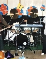 友人から懐かしすぎる写真が送られてきた！(笑)🔥
中学生のときに地元の体育館で初ライブをしたときの思い出。
既にセッティングがバカだし、よくよく見てみたらツインペダル持ち込んでるしww