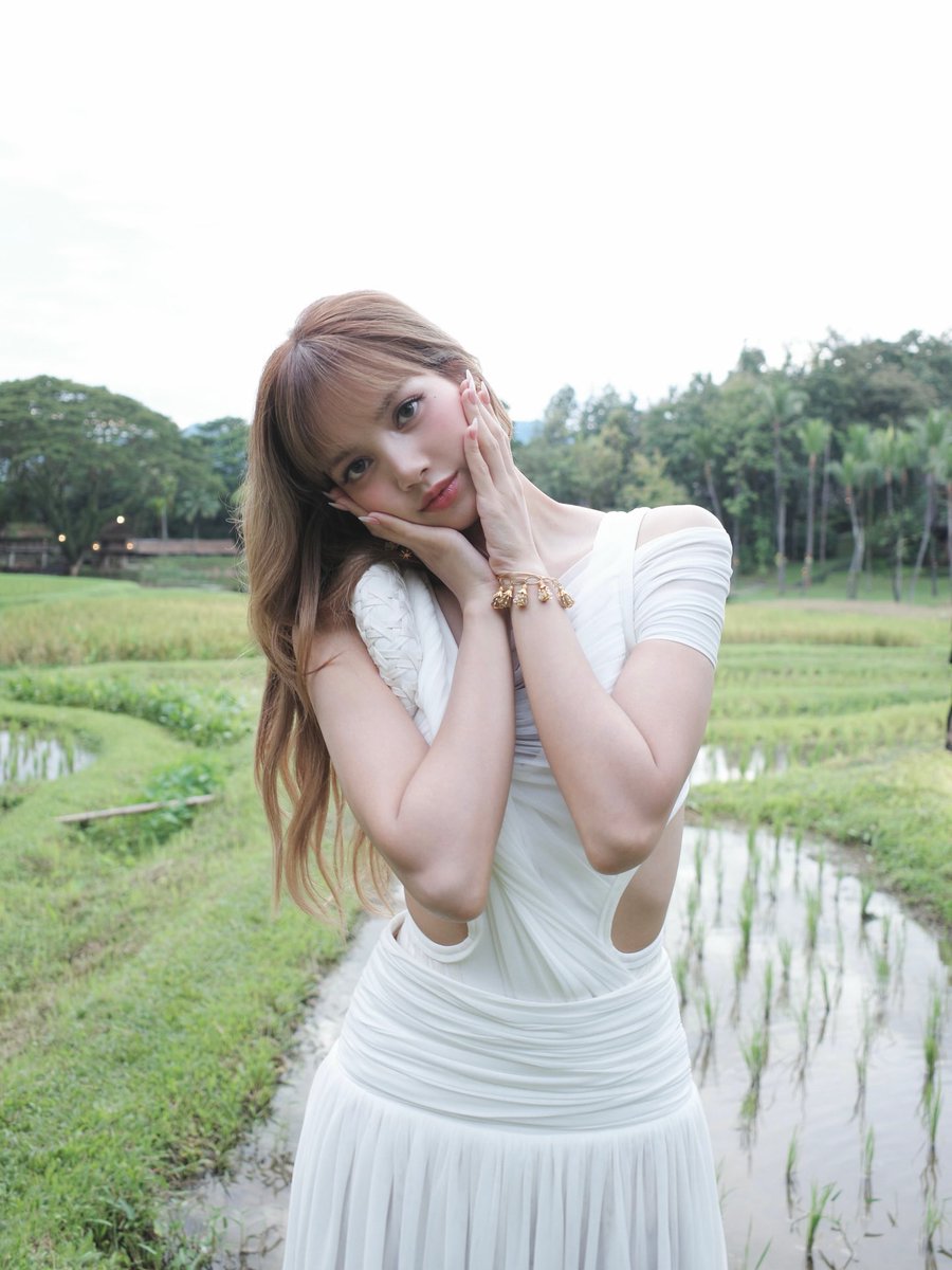 blckpinkpic's tweet image. LISA IG UPDATE