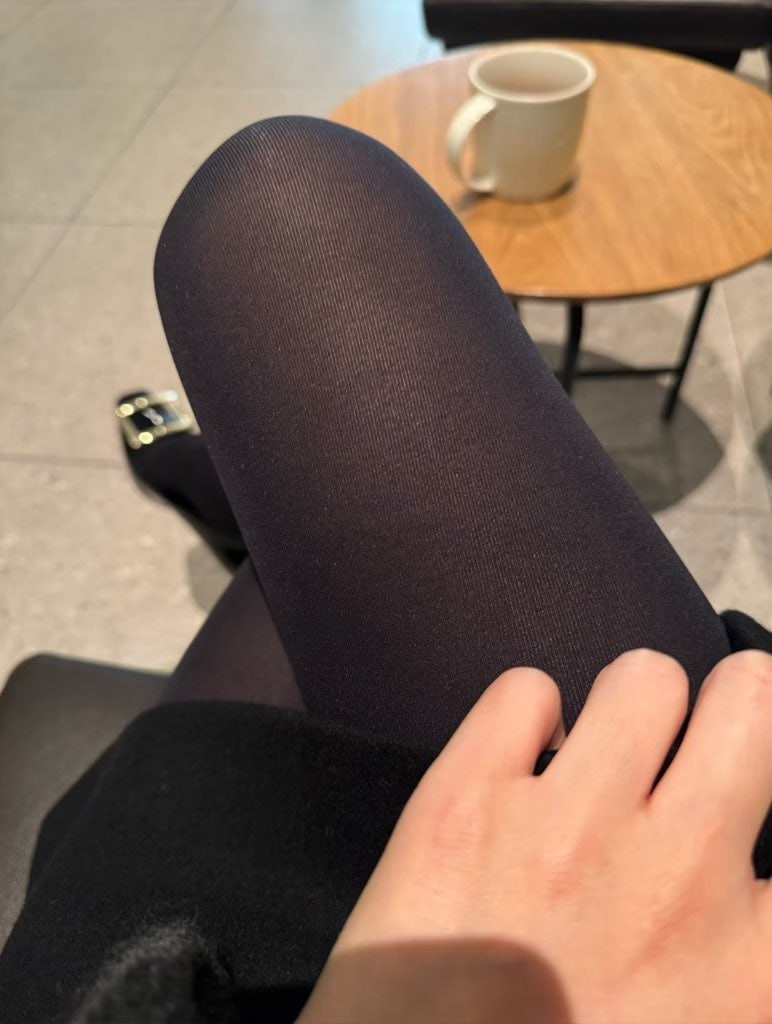 咖啡有点苦，丝袜却很滑…你今天想先尝哪一个？