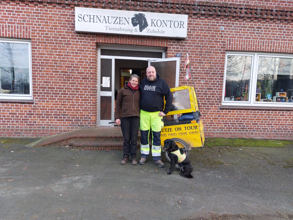 Muetze_On_Tour's tweet image. 1/4 Werbung
Als ich im März/April 2021 unterwegs war und Unterstützer für Lottes und meine Wanderung gesucht habe, ist auch bei Eva vom SCHNAUZEN-KONTOR eine Anfrage eingetrudelt. Zuerst war es nur Beratung bezüglich Mantel bei schlechtem Wetter etc.