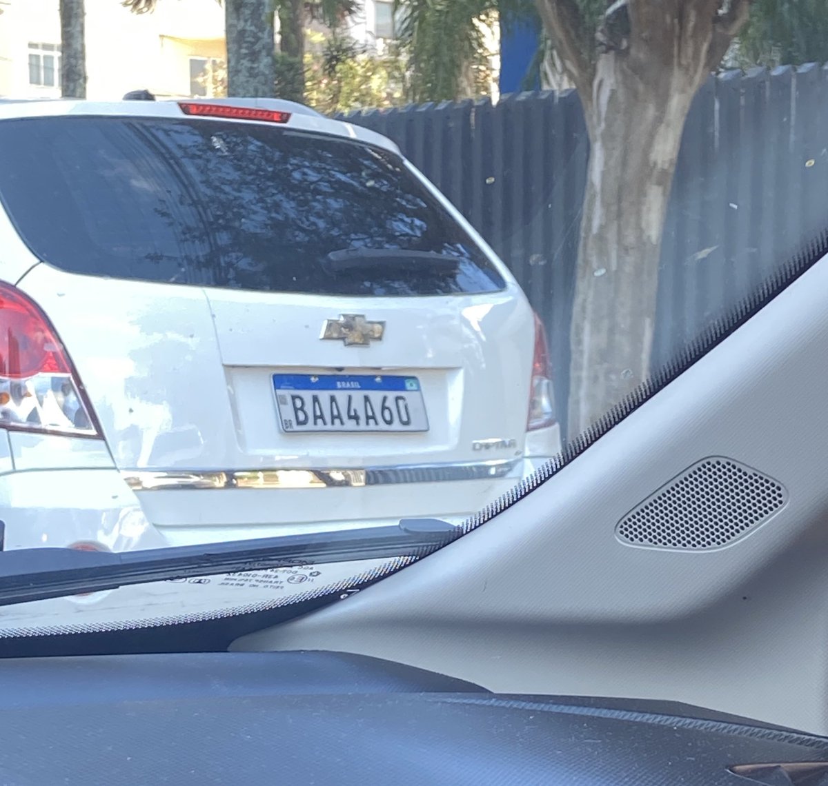 brvnomilani's tweet image. a placa gaúcho assistindo uma partida discrepante de basquete