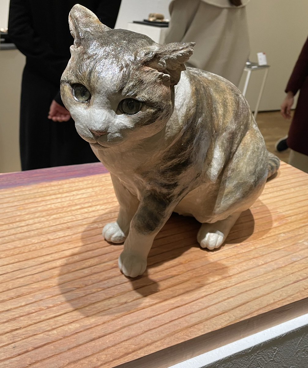 『このままでは1番休んではいけない時期に有給消化することになる…』てことで、今日はお休みネジネジしてきました〜
で、行ってきたのが、東京藝術大学&amp;大学院の卒展〜🥰すっごい見応えで楽しかったー！1日過ぎてました（笑）猫と寿司は撮りますよね😆あと作品と自画像並んでるって新鮮でした✨