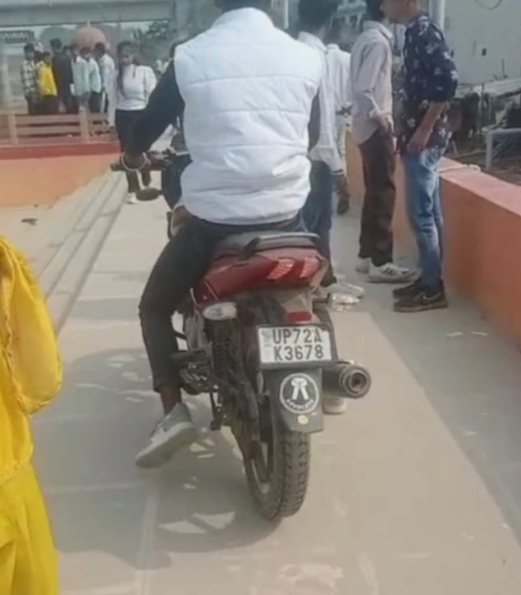 Utkarsh400509's tweet photo. हाल ताज में ही बेल्हा देवी आस्था का प्रमुख केंद्र के पवित्र सीढ़ीओ पर बाइक सवार स्टेंट करते हुए नजर आते है https://t.co/BYobablPut